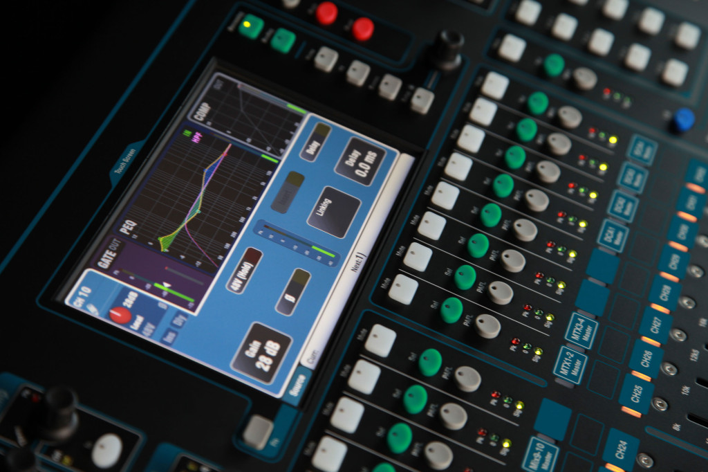 Qu-32, Mixer Digital của Allen & Heath, là bước đột phá trong thế giới trộn âm thanh với 32 đầu vào, màn hình cảm ứng màu sắc và tính năng AMM. Được thiết kế để mang lại chất lượng âm thanh xuất sắc, Qu-32 là người bạn đồng hành lý tưởng cho các nhà sản xuất âm nhạc và kỹ thuật viên âm thanh chuyên nghiệp.