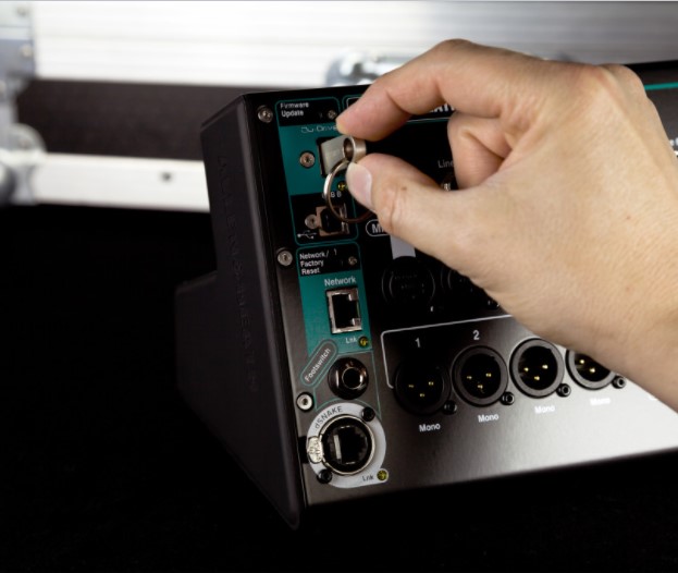 Qu-Pac, dòng mixer digital của Allen & Heath, mang lại sức mạnh của dòng Qu nhưng trong thiết kế nhỏ gọn. Với kiểm soát cảm ứng, chất âm chuyên nghiệp, và khả năng kết nối linh hoạt, Qu-Pac là người bạn đồng hành lý tưởng cho việc mixing di động và biểu diễn trực tiếp.