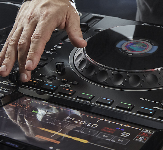 Pioneer DJ CDJ-3000 là sự đổi mới mạnh mẽ trong ngành công nghiệp DJ. Với MPU mới, âm thanh chất lượng cao, và màn hình cảm ứng HD, CDJ-3000 mang lại trải nghiệm DJ vô song.