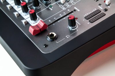 Allen & Heath ZEDi-10 là sự kết hợp mạnh mẽ giữa mixer analog và giao diện USB 4x4 chất lượng cao. Với preamp GSPre và khả năng ghi âm đa âm, nó là người bạn đồng hành linh hoạt cho mọi nghệ sĩ sáng tạo âm nhạc.